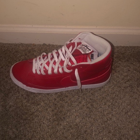 Nike - Picture 2 of 4